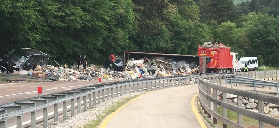 Grave incidente fra due auto e un camion che trasporta rifiuti: i feriti incastrati fra le lamiere